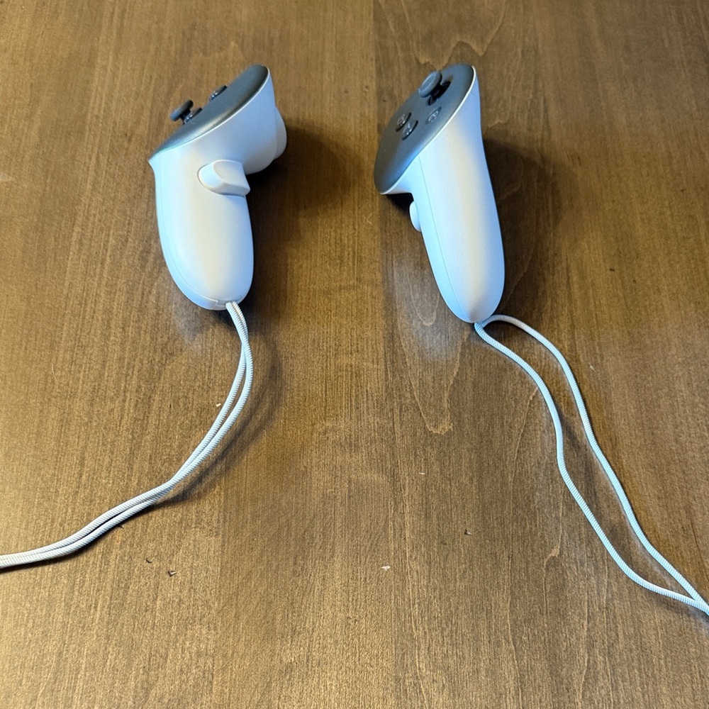 META QUEST 3S VR HEADSET - CONTROLLERS, CHARGER, AND TRAVEL CASE INCLUDED - Picture 4 of 6